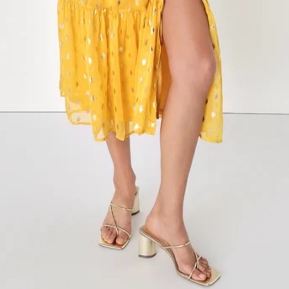 NWOT Lulus gold 3 inch thong sandals